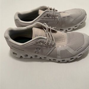 On cloud women’s  Light Gray Sneakers size 8